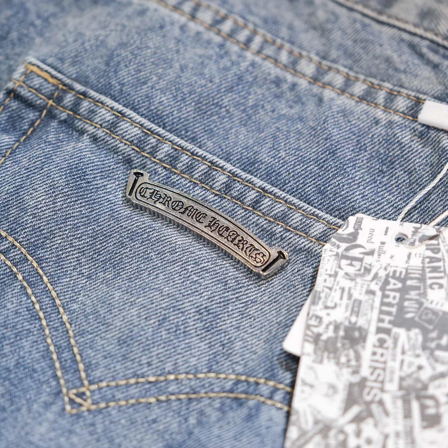 P290 Chrome Hearts Gallery co-branded limited-edition cross-flared flared jeans are a hot item this season and are sought after by countless celebrities and fashionistas. The neat details of the cutting process add color to the playful fashion! The neat and meticulous design, and the well-fitting structure is unique. The upper body not only has outstanding recognition, but also looks younger and younger. A style with the ultimate wearing meaning and performance, gorgeous color matching, and the craftsmanship of this style is also extremely extraordinary. After the finished product is washed, it is disassembled and hand-made with sheepskin cross leather and then spliced ​​together to complete. The whole piece has too many craftsmanship to describe. It is decorated with patchwork cross flowers and high-waisted washed jeans! ! Absolutely high-end luxury product, a god-level single product, a super popular product, made with top heavy industry, a magic weapon that cannot be missed to hit the streets. Size: 28 30 32 34 36 Color: blue